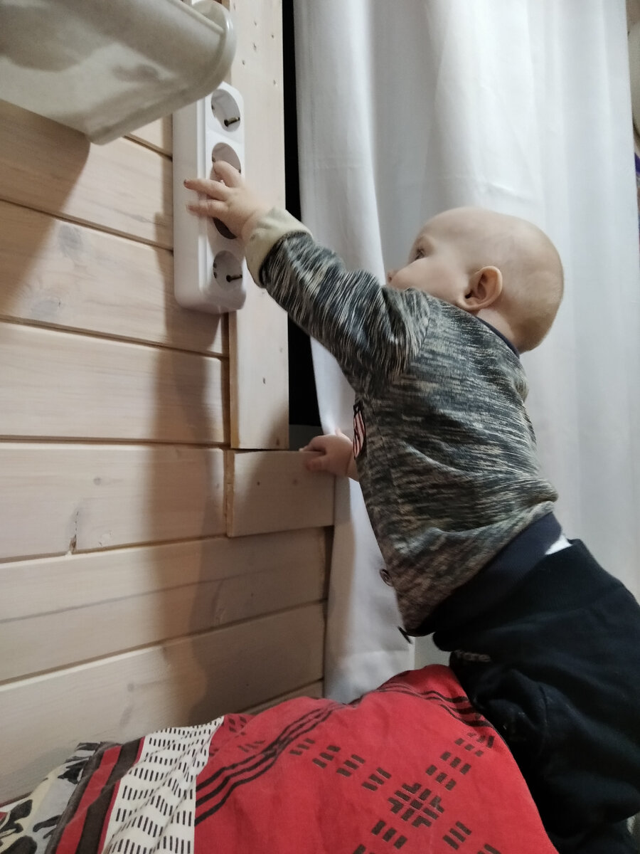 Это Рома. Каждый день он был настойчив в достижении цели. И вот наконец удалось дотянуться до розетки. 
