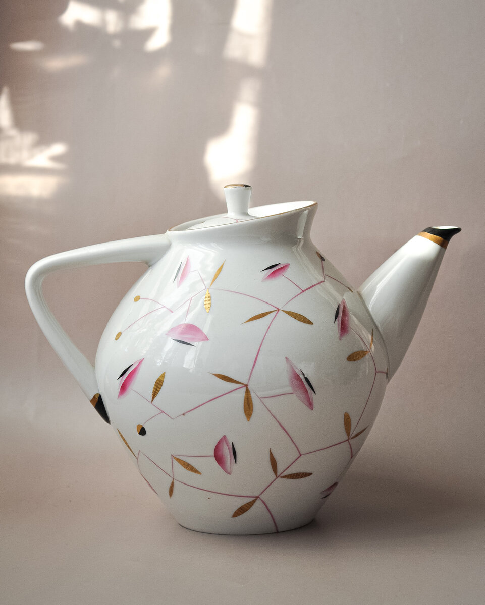 Форма "Утро" В.Л. Семёнова, роспись "Розовая сетка" Л.К. Блак, ЛФЗ, 1960е