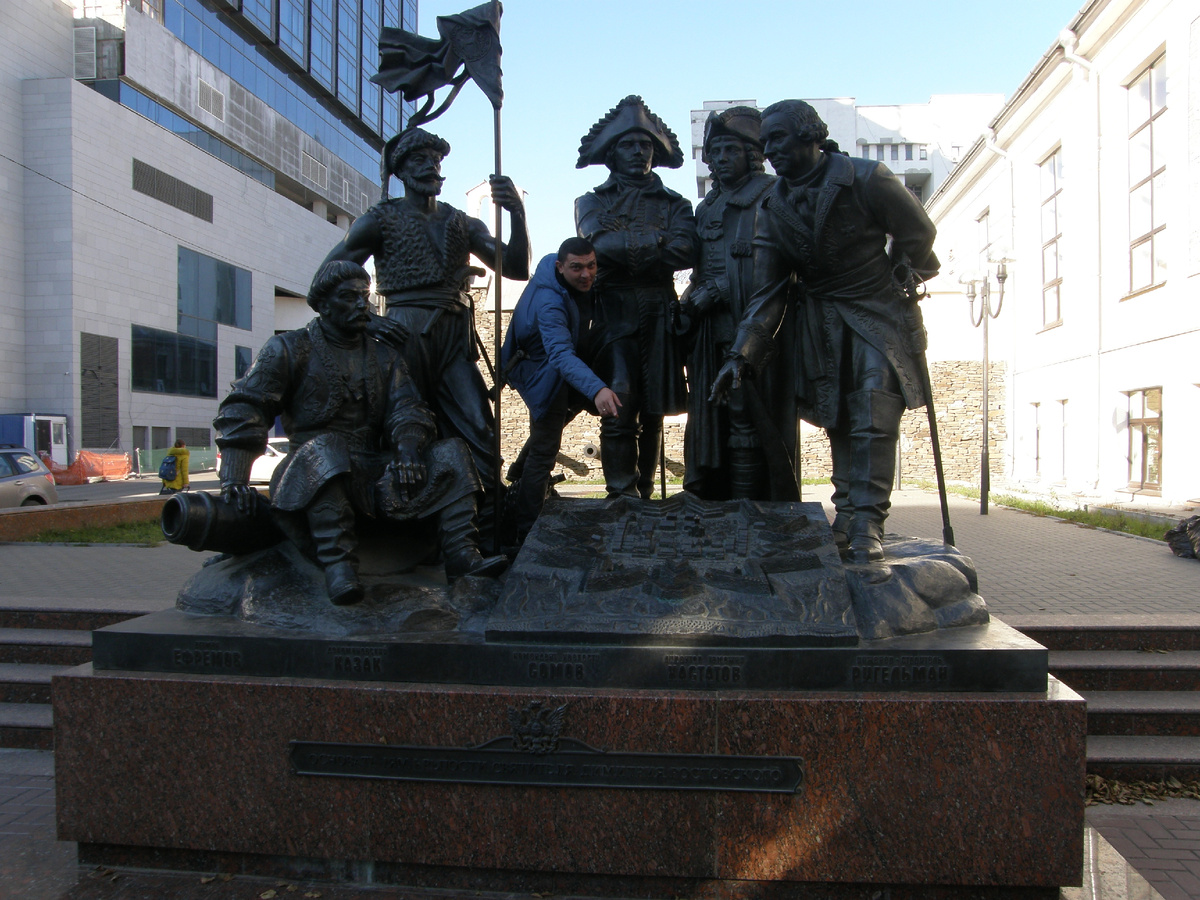 Памятник основателям крепости.