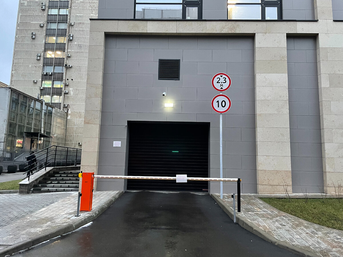Въезд на  подземную парковку 