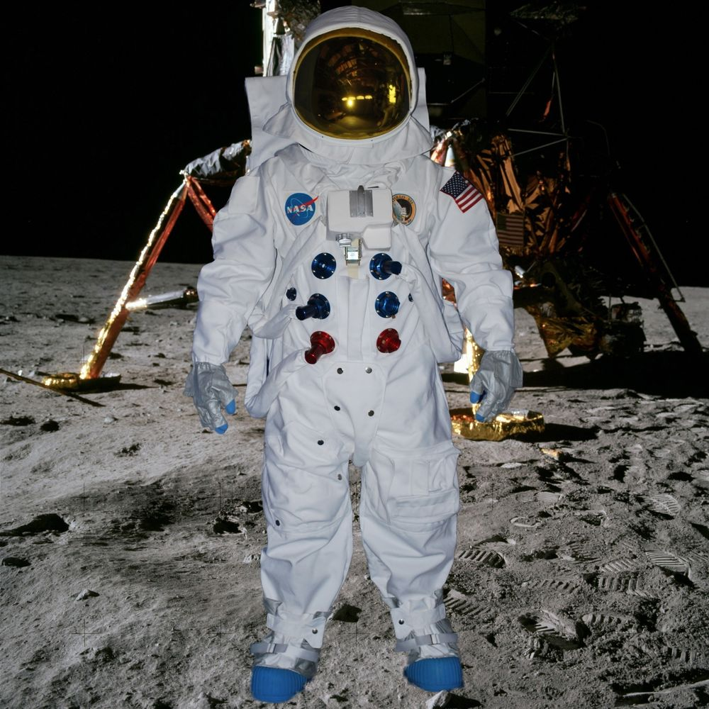Настоящие скафандры. Костюмы астронавтов Аполлон 11. Скафандр Apollo a7l. Космический скафандр Орлан. Скафандр Аполлон 11.