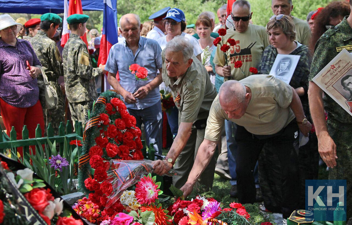 Возложение цветов к памятнику партизанам