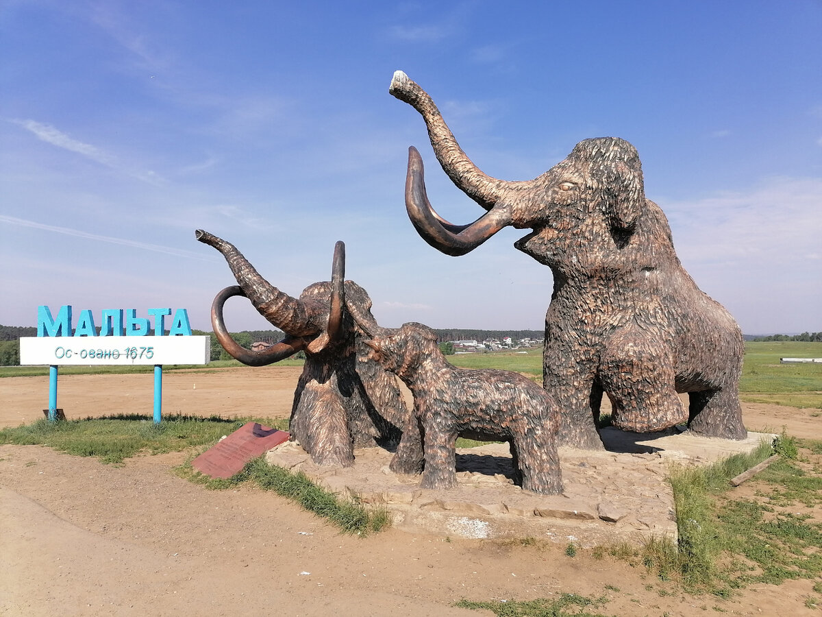 Под небольшим поселением Мальта раскопали стоянку человека каменного века. И вот поставили памятную скульптуру.