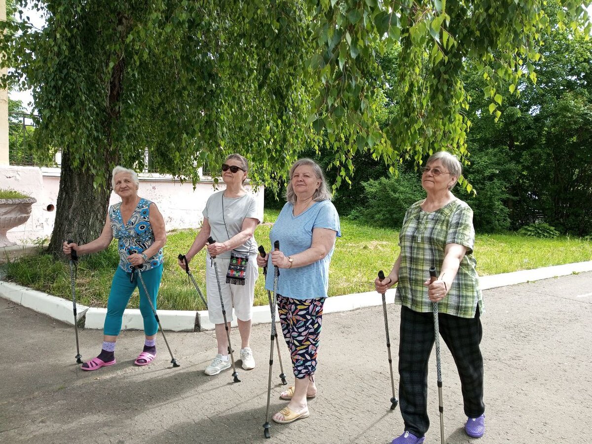 Скандинавская ходьба и «веселые старты»: в столичных центрах проходит  реабилитация на свежем воздухе | Интеграция людей с инвалидностью | Дзен