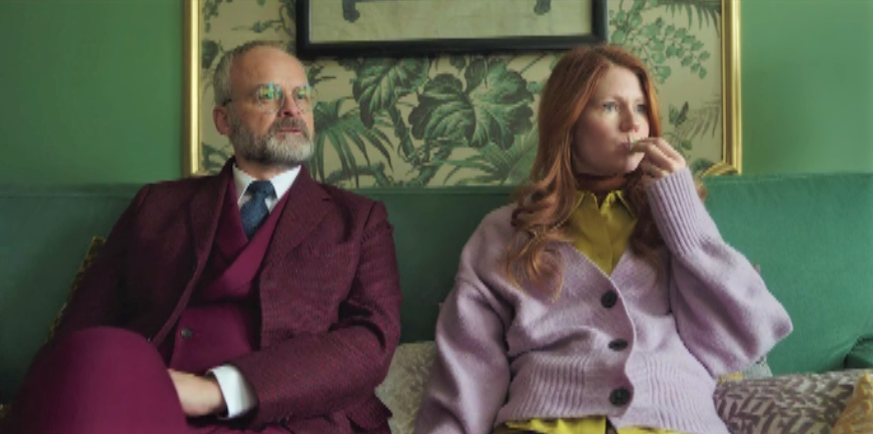 Свен Гьерсон (актер Йохан Рхеборг) в роскошном вишневом костюме и его напарница Клара (Ханна Альстрём). Скрин из сериала "Свен Гьерсон Агаты Кристи"