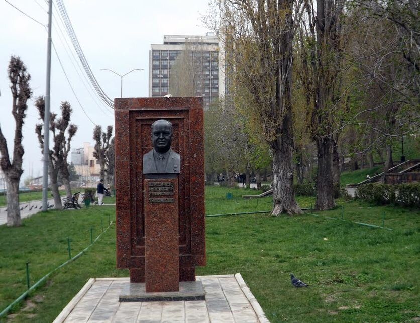 Памятник чиновнику... Просто образец такого памятника...