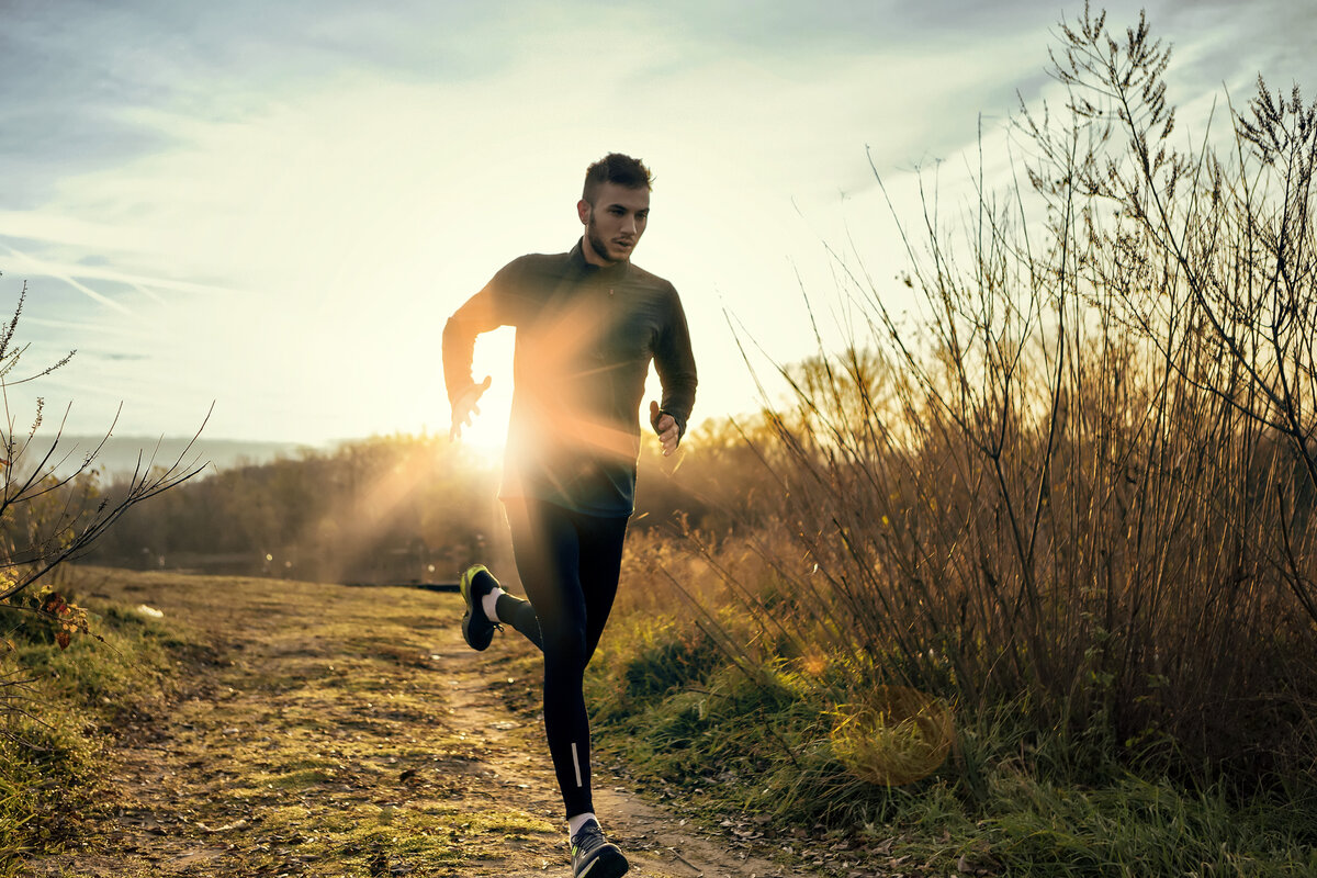 Running use. Пробежка утром. Бегущий человек на природе. Бегущий человек HD. Бег на природе мужчина.