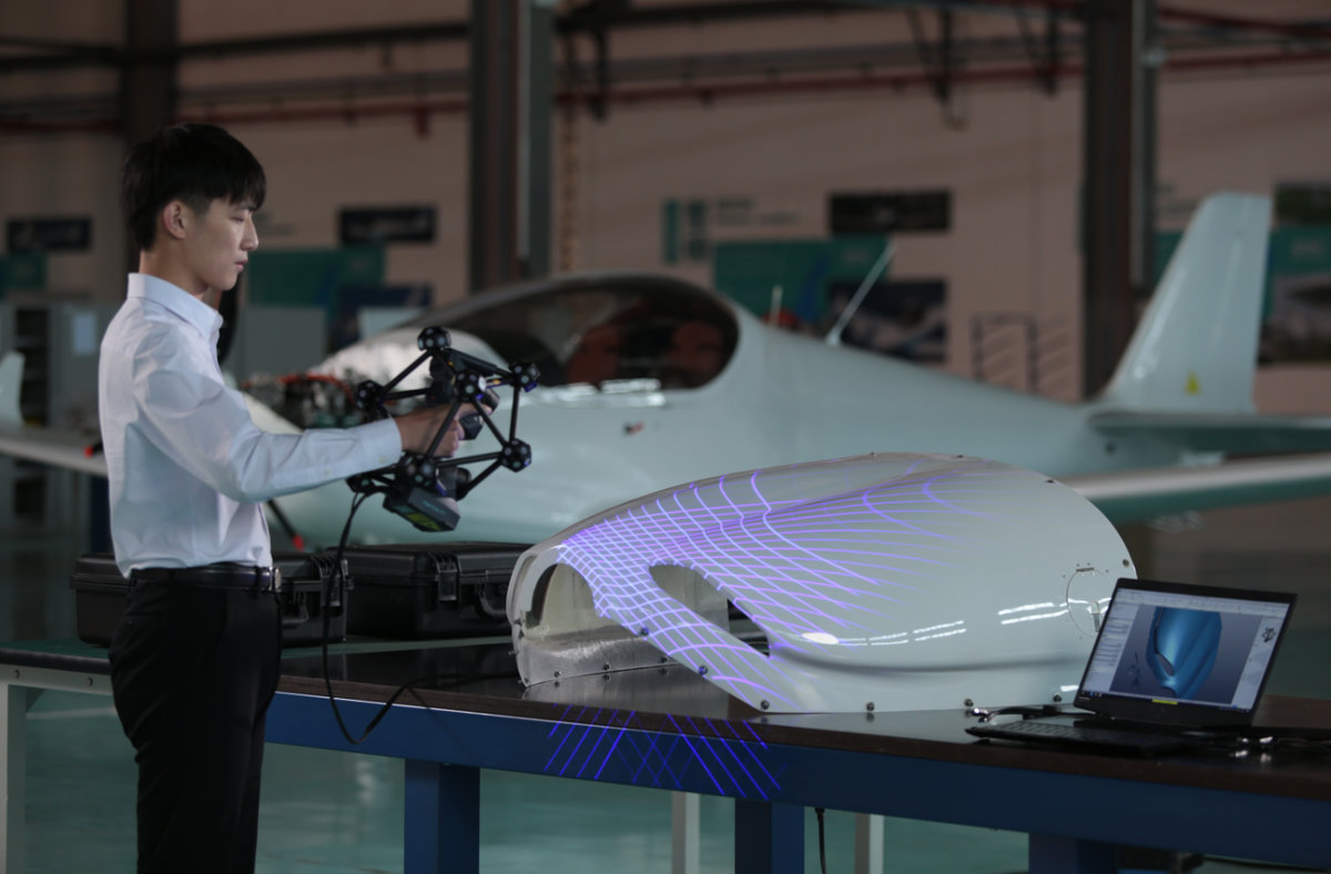 Портативный лазерный 3D‑сканер ZG HyperScan Plus имеет 34 синие лазерные линии для увеличения скорости сканирования до 2,1 млн измерений в секунду