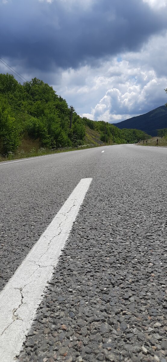 Дорога правда не в деревню. Фото делал в  Геленджике . просто понравилось.