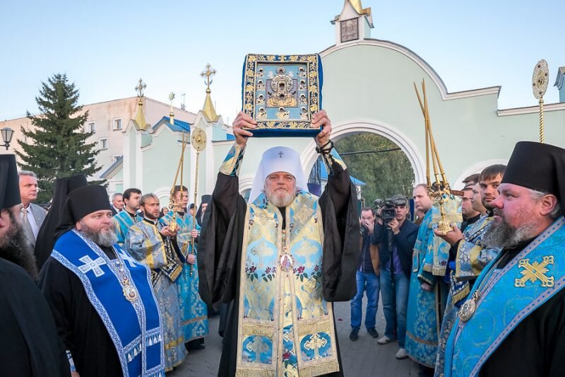 Митрополит Герман с подлинником Коренной иконы, прибывшей в Курск