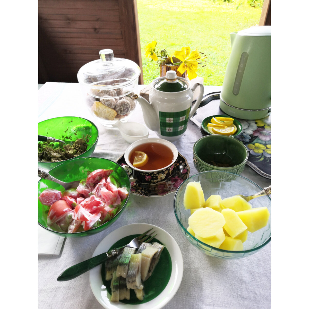 Завтрак, плавно перетекает в обед, потом в ужин, когда на улице +30