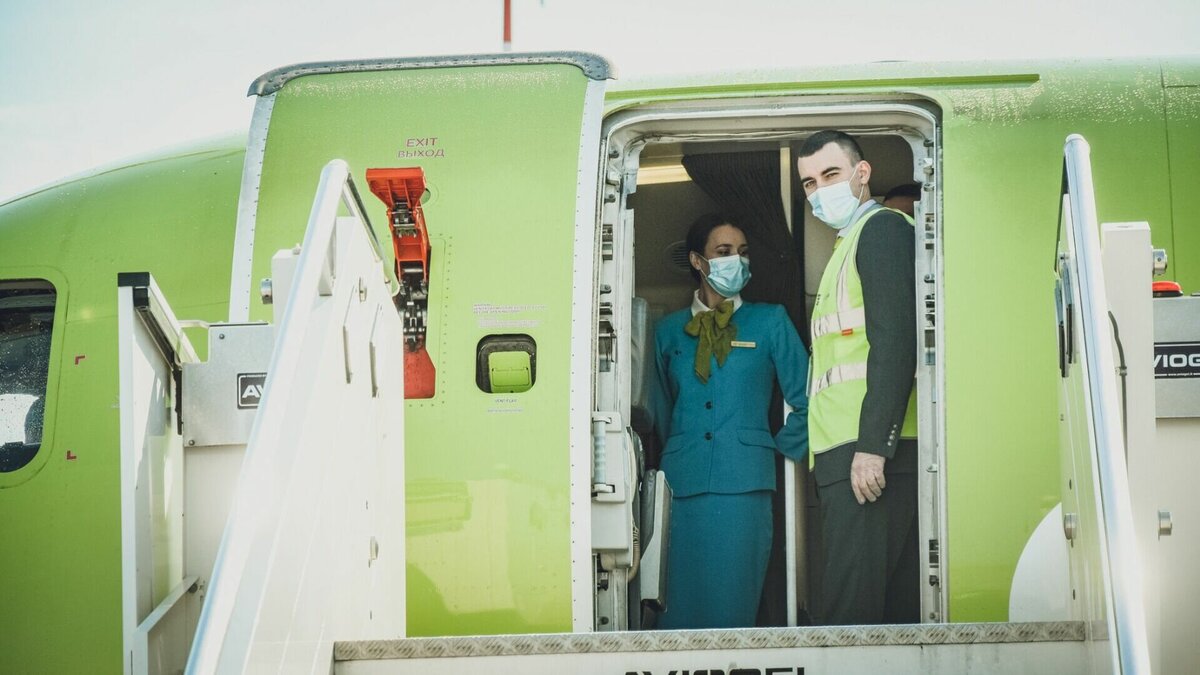     Житель Красноярска решил прихватить с собой сувенир с авиарейса во Владивосток. Пропажу заметили довольно быстро — о мелком воришке сообщили в транспортную полицию.