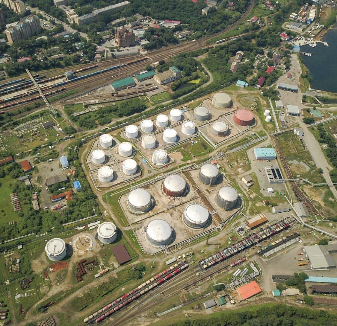 Нефтехранилище.