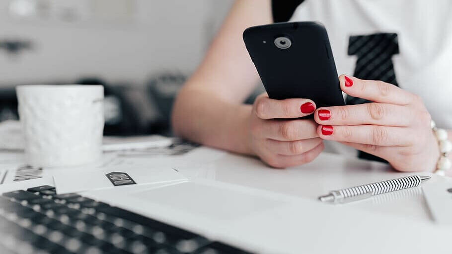     Эксперты Российской ассоциации электронных коммуникаций (РАЭК) исследовали мессенджеры на предмет возможности использования их в школьных и образовательных процессах. Выяснилось, что важным аспектом для учителей и родителей является безопасность мессенджера.