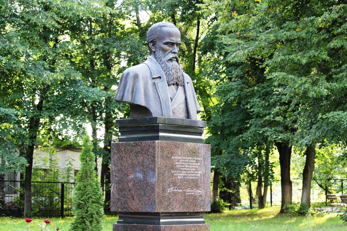 памятник достоевскому в москве рядом с библиотекой