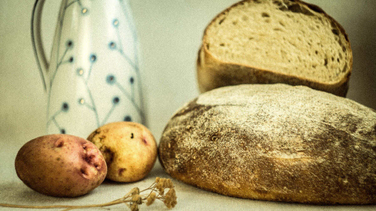 Подовый хлеб был создан в далёкую старину, его пекли наши предки ещё очень давно. Наверное, многие скажут, что и сейчас мы едим хлеб. Однако теперь он совсем другой и называется «формовой хлеб».