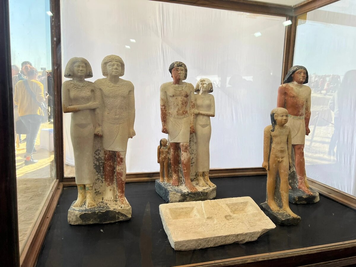 статуэтки и стол для пожертвований.