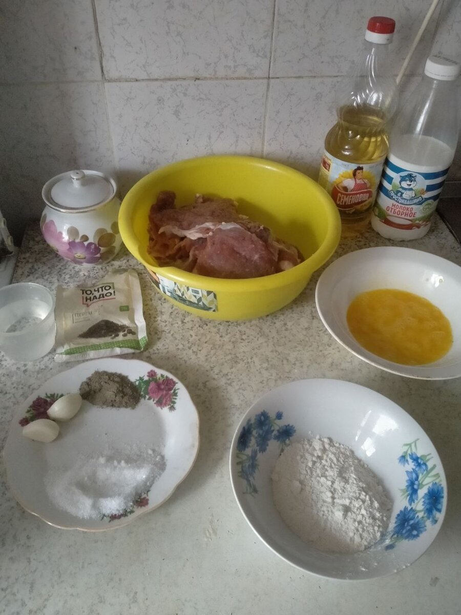 Продукты, необходимые для приготовления блюда. Мясные куски предварительно отбила с двух сторон