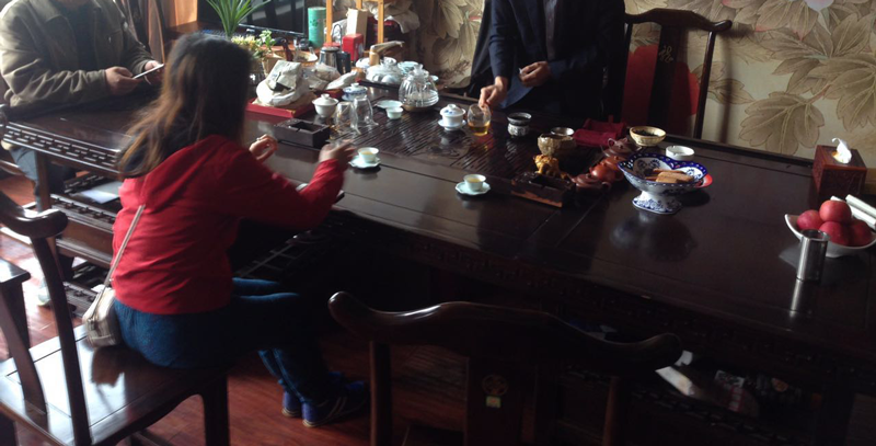 В чайной фабрике в Фэн Цин