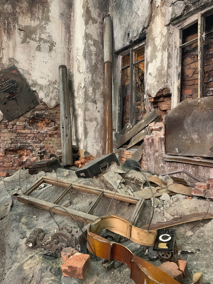 Разрушенное здание, выбитые окна