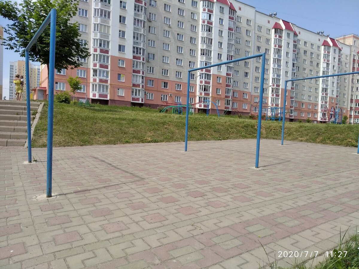 Я думала, что такие приспособления уже не устанавливают во дворах, но ошиблась, вот эти стоят в новом микрорайоне среди 9-ти и 16-этажек.