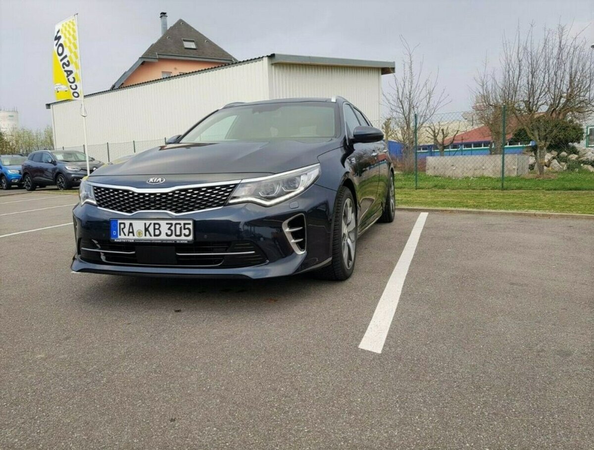 Киа за 1,7 млн рублей предлагает неплохой универсал, который по уровню немногим ушёл от Камри.