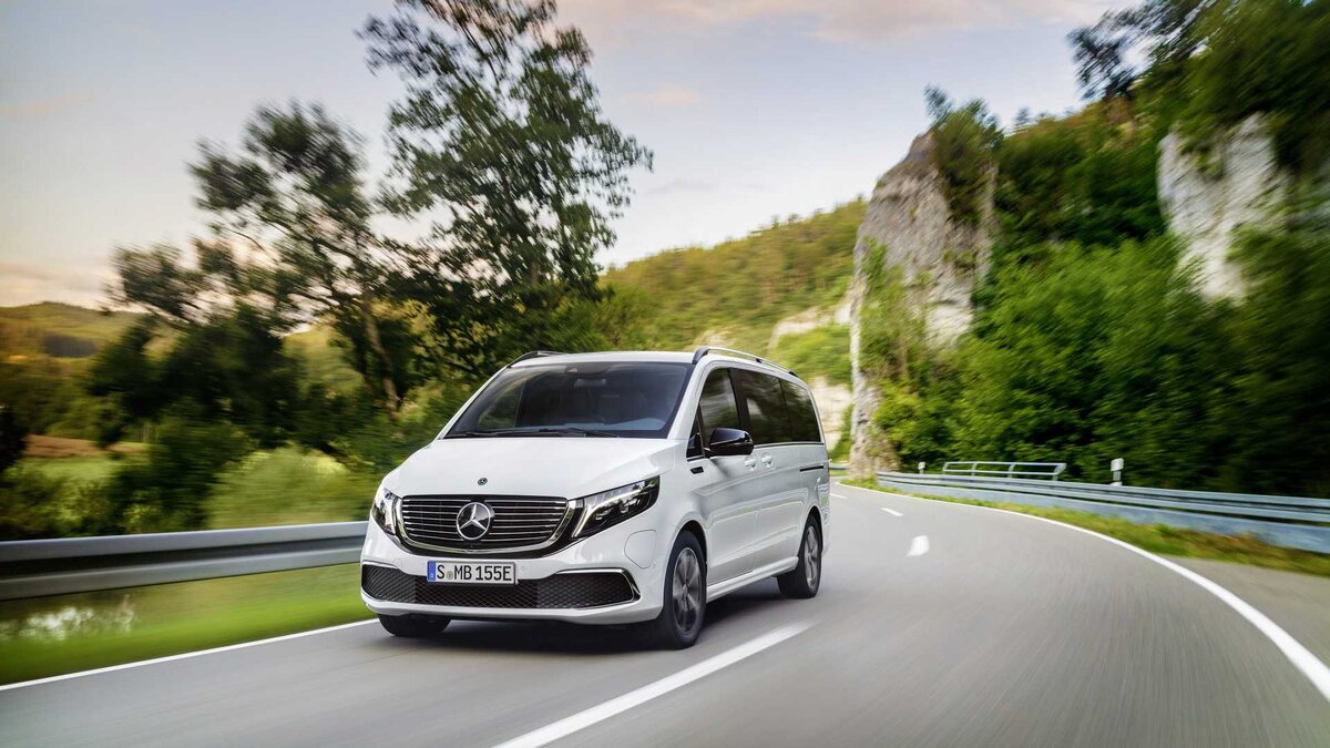 Mercedes Benz Sprinter 2019 with people