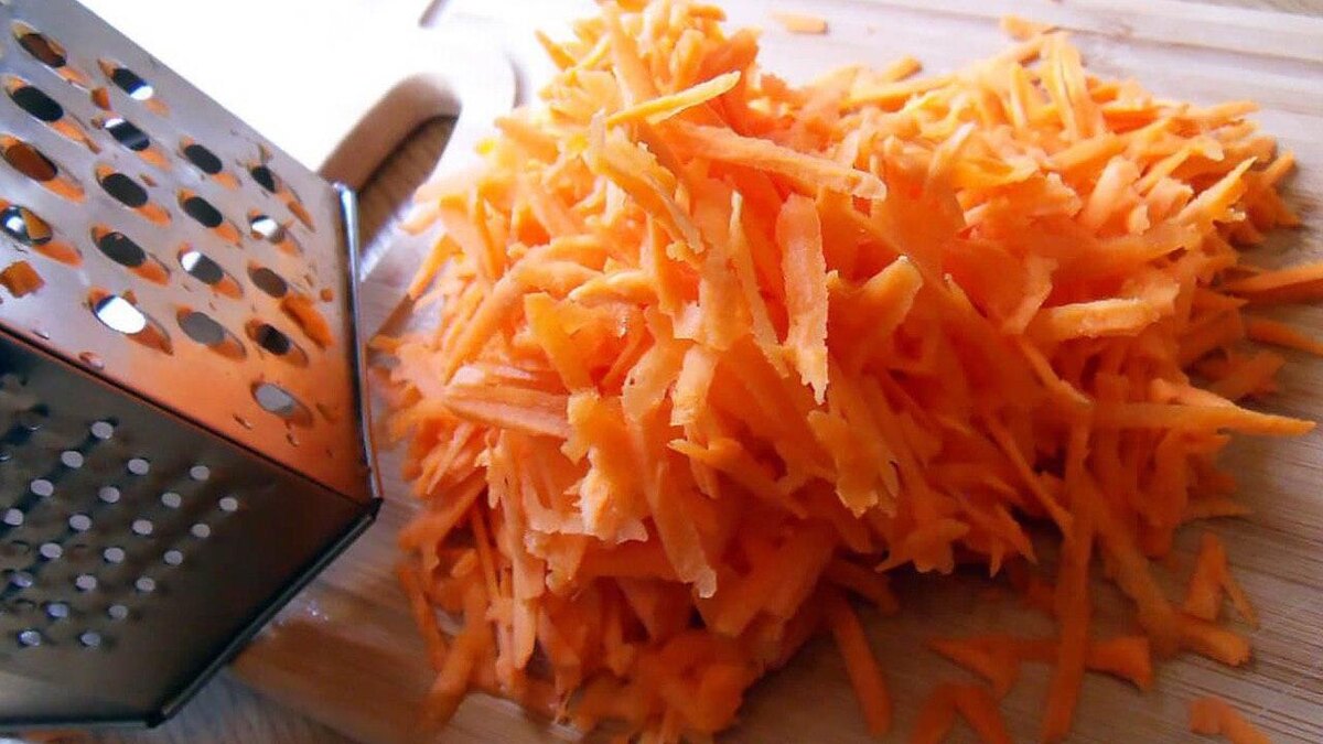 Натираем морковку