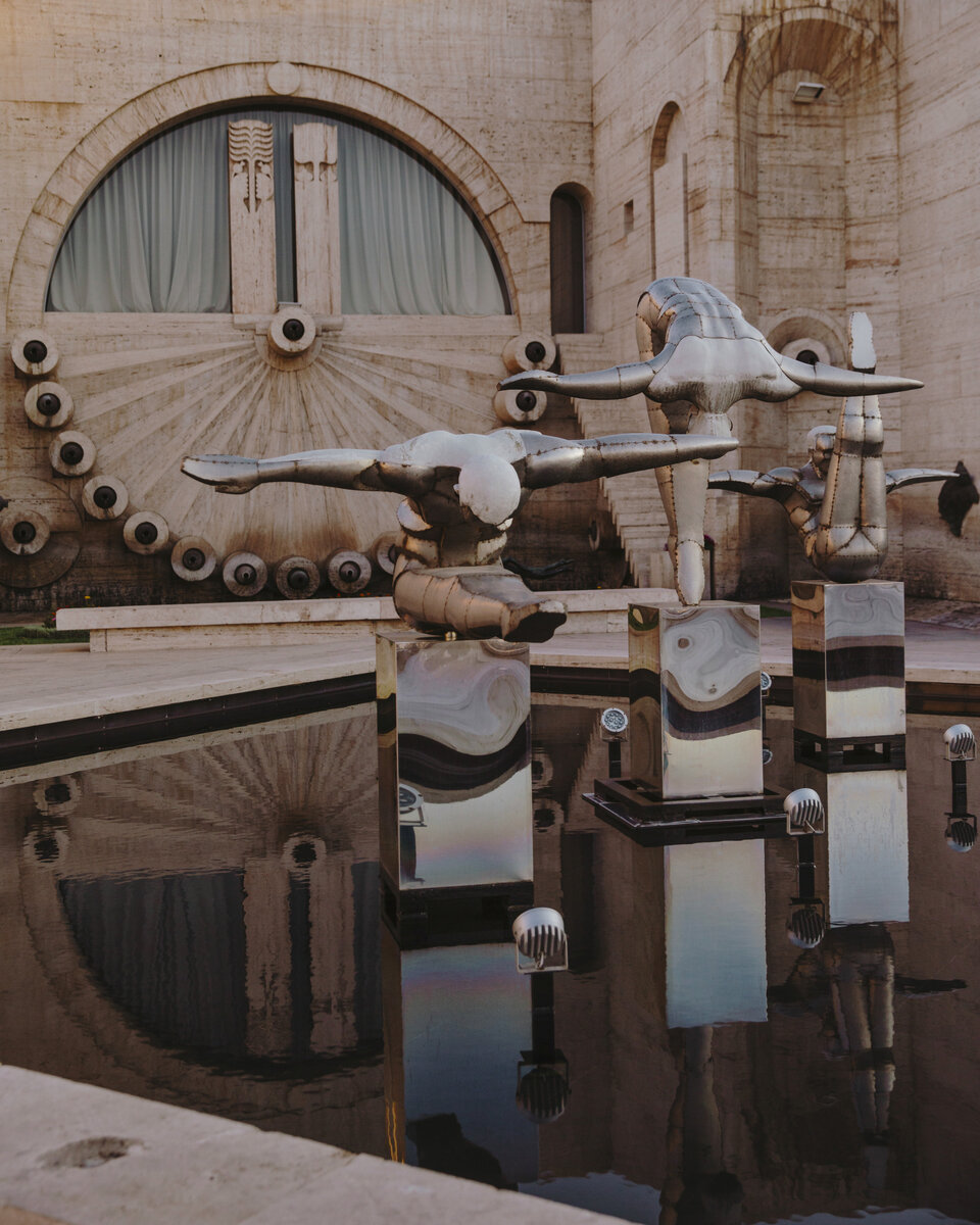 Армения, Ереван, скульптура "Дайверы" в оформлении Большого Каскада, сентябрь 2018г