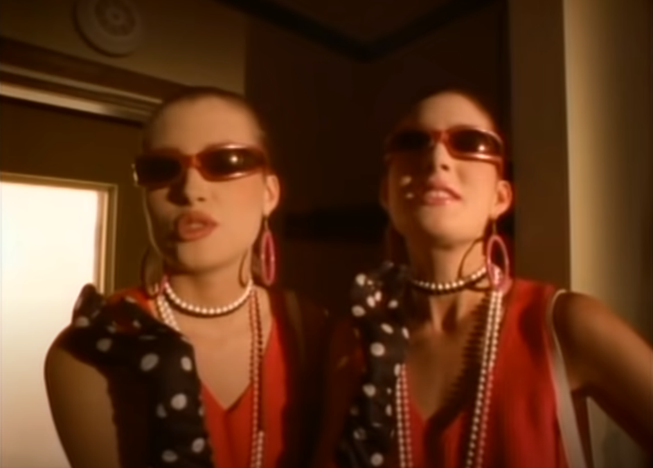 Скрин с клипа группы Cinderella на песню "Shake Me"