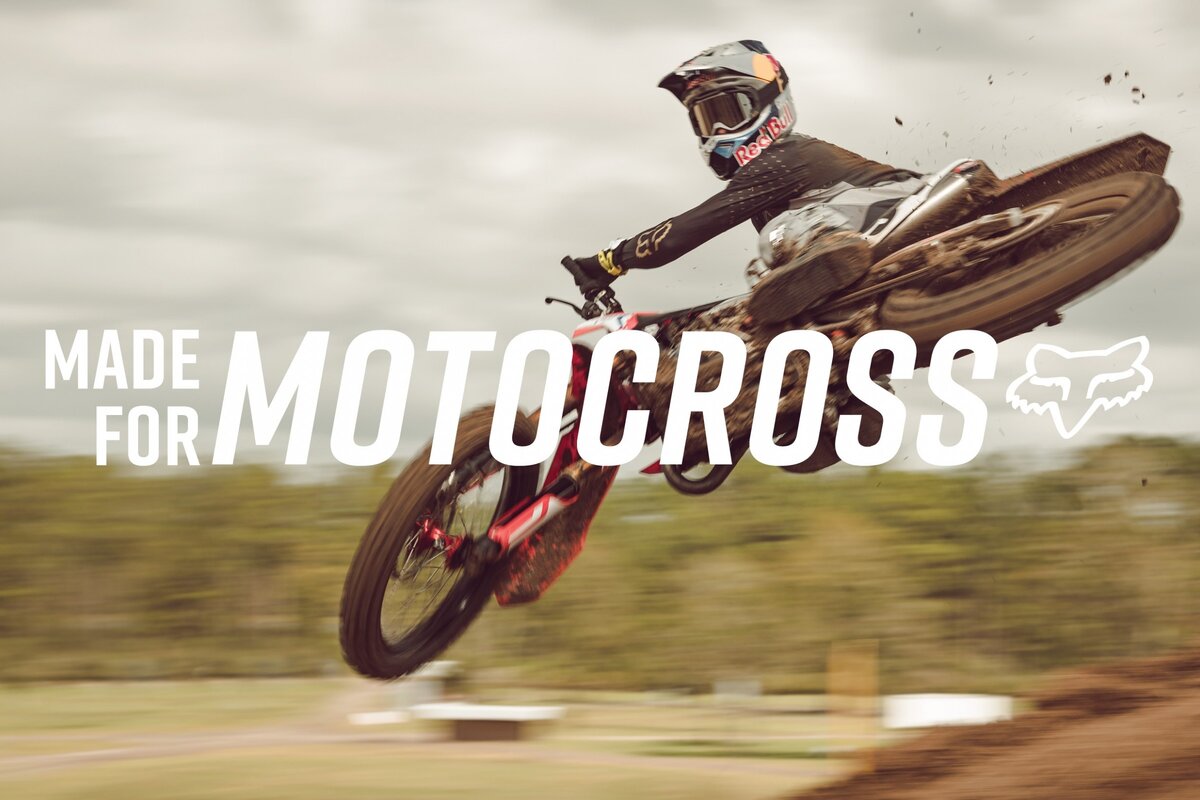 Об этом виде спорта можно говорить долго, перечисляя все его достоинства и недостатки. Ветераны уверяют, что мотокросс можно назвать для мира мотоспорта аналогом общей физической подготовки. Что же в нем такого особенного?

Для начала несколько фактов об одной из самых опасных мото дисциплин.

Кто не ездил на кроссовом мотоцикле, не поймет, насколько сильные физические нагрузки испытывают гонщики. Многие думают, что райдеры ничего не делают, кроме как крутят руль и дёргают ручку газа. Однако, мотокросс чуть ли не самый зрелищный и тяжелый вид спорта. Спортсмены выполняют большие прыжки, проходят повороты, будучи на волоске от падения. 
Как ни странно, в этом виде спорта переломы и ушибы в результате падения с мотоцикла — еще на самое худшее. Не меньшую опасность для здоровья представляют невероятные нагрузки, которым подвергается организм гонщика на трассе. Огромная центробежная сила, постоянное физическое и психическое напряжение — все это сильно изнашивает организм каждого гонщика, повреждая внутренние органы, кости и мышцы. За время гонки спортсмен способен потерять до 5 кг массы тела под влиянием стресса. Поэтому требуется серьезная физическая подготовка рук, плеч и выносливости в целом.

Пилот обязан сохранять контроль над мотоциклом при максимальной скорости. При этом удерживая железного коня весом в 100 кг. Руки и ноги гонщика во время езды постоянно находятся в движении, чтобы поглощать удары от неровностей, не считая возможных «недолетов». Из-за особенностей трассы, райдеры проводят большое время стоя на подножках. В конце концов, профессиональные гонки длятся более получаса. Это настоящее испытание для спортсмена.

Национальный Институт Спорта и Здоровья в Инглвуд, Калифорния, проводил тесты нескольких профессиональных атлетов. Среди них были бегуны, мотокроссеры, регбисты, футболисты, и другие. Тесты показали, что наиболее стрессовые нагрузки испытывают гонщики мотокросса, и они же имеют самый высокий уровень физической подготовки. 
Хоть мотокросс не является Олимпийским видом спорта, находятся авантюристы, истинно не представляющие своей жизни без скорости, полетов и зашкаливающего адреналина в крови!

«Удача любит упорных и сильных духом райдеров, которые не боятся тяжелых тренировок»