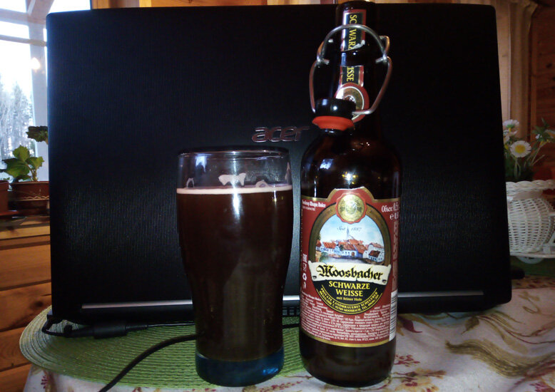 «Moosbacher Schwarze Weisse» в стакане. Фото автора