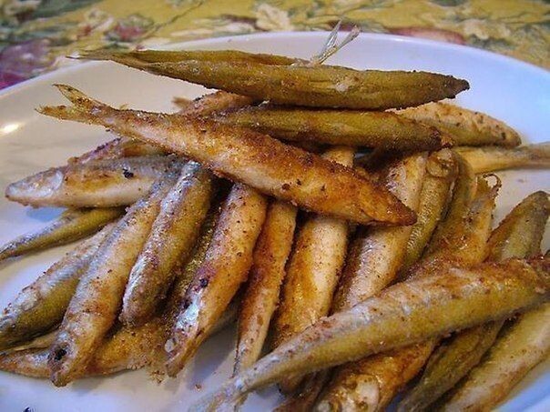 Сейчас многие мойву жарят в духовке. Это быстро и удобно, к тому же никаких брызг"