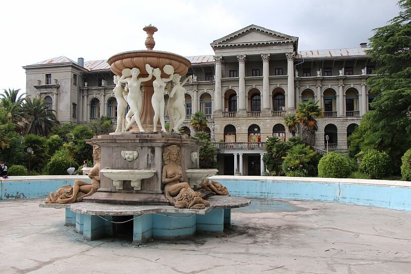 Центральный корпус с фонтаном