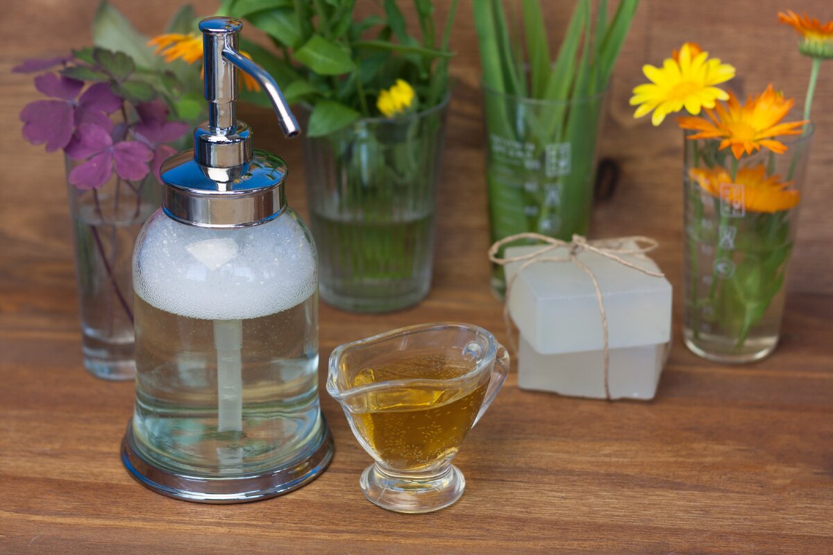 Мыло и шампунь из готовых основ.