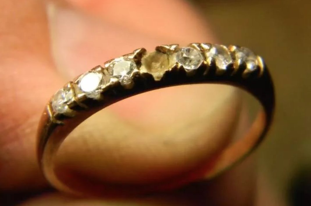 Брак ювелирного изделия. Кольцо с камнем. Бракованные ювелирные изделия. Некачественные кольца.