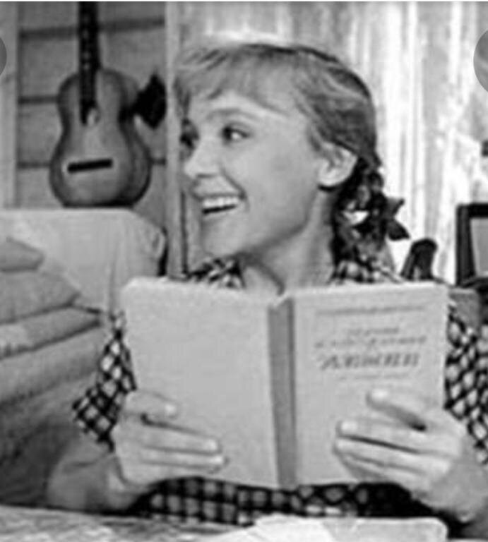    Кто из моих ровесниц ни смотрел фильмы с участием Николая Рыбникова?Романтические истории любви с гордой,неприступной героиней(как было принято в советское время) и обаятельным красавцем,страдающим и мучающимся от неразделенной любви.                                                                                                                                                                 Вот и я в свои восемнадцать,насмотревшись мелодрам подобного рода и окончив к тому времени педучилище,решила вырваться из надоевшего городка по примеру  учительницы Татьяны Сергеевны и поварихи Тоси Кислицыной,персонажей популярных тогда фильмов,уехавших на край света,в новую,таинственную жизнь.                                                              Всех выпускников-ногинчан в те годы по распределению далеко не отправляли,оставляли работать в городских школах.Я и моя такая же неугомонная подруга решили добиться своей цели и написали сначала письмо в "Комсомольскую правду"(кстати,я делала это не первый раз-когда мне надо было получить какой-либо совет по своим девичьим вопросам,я писала письмо в эту газету и,как ни странно,мне незамедлительно отвечали).