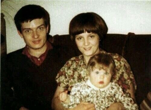 Иен Кёртис со своей семьёй. 