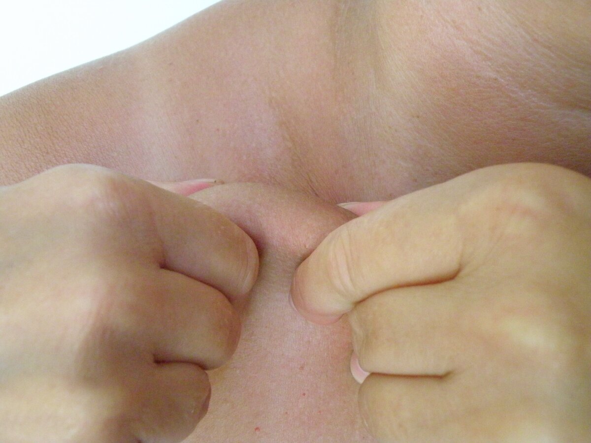 "Поднимаем" кожу на груди наверх - прорабатывая ее.