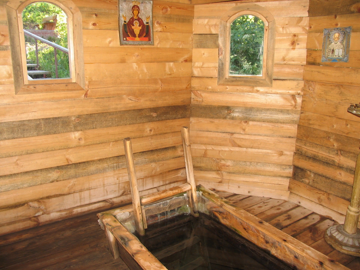 Святой источник Божией Матери: купальня для окунания