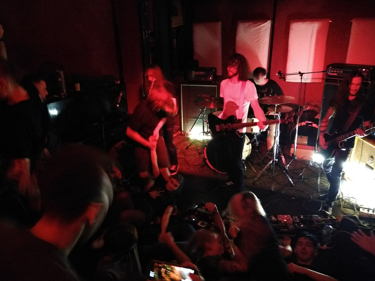 TÕLL и люди на полу