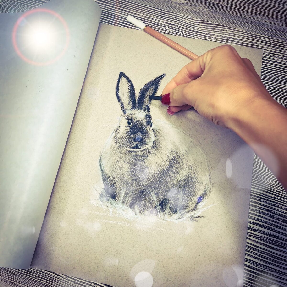 Нарисованный кролик на блокноте фломастерами