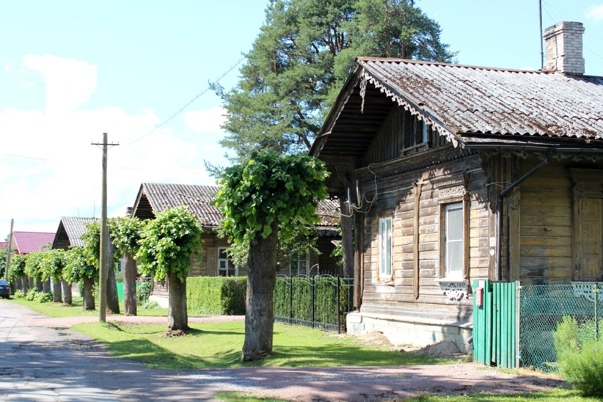 Егерская слобода в Гатчине. Деревянные дома, построенные более 150 лет назад,  в которых до сих пор живут люди | Пешком по Петербургу и не только | Дзен