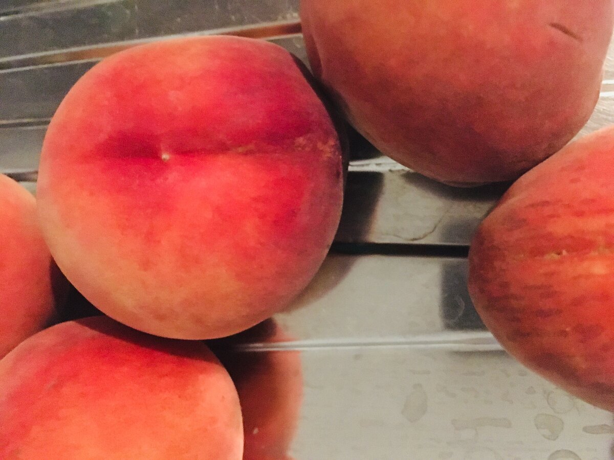 Фото: Piano Piano (подойдут практически любые персики – с белой или жёлтой мякотью, как следует созревшие и даже... похожие по консистенции на сырую картошку)