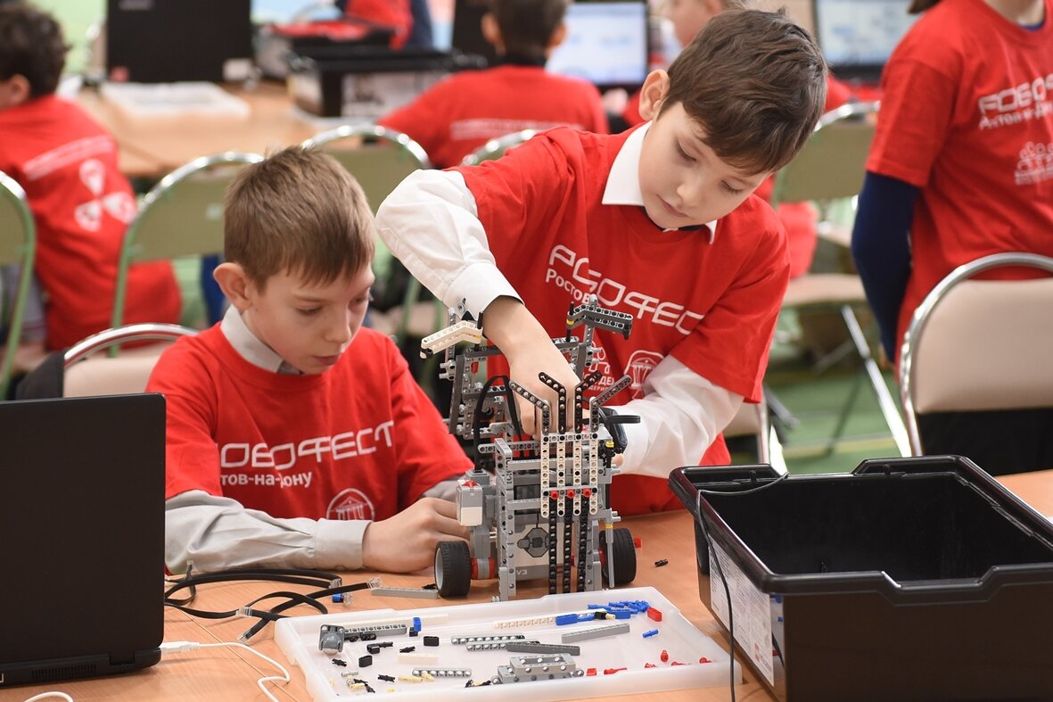 Вот такие Робофесты растят вполне достойное продолжение смены для уже повзрослевших юных техников. Фото: https://twitter.com/VestiDonTR/status/1217421498396356608