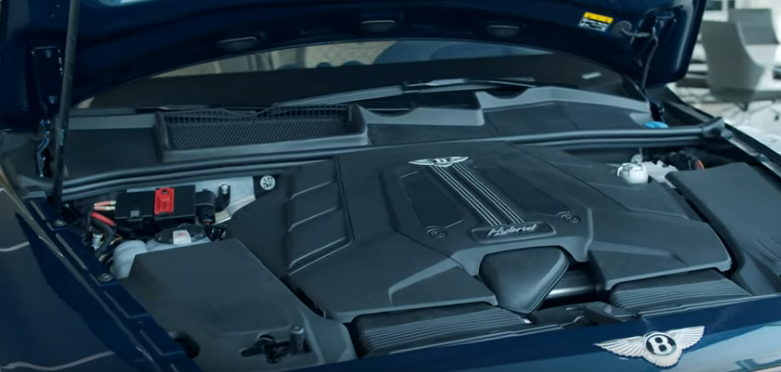 Внешний вид двигателя при открытом капоте в модели Bentley Bentayga Hybrid.
