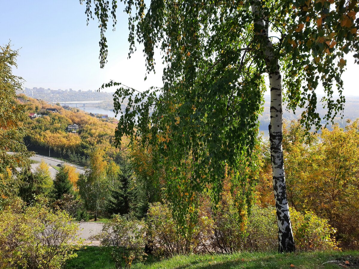 С холма, на котором стоит памятник, открываются виды: на одну сторону Уфы, на другую сторону Уфы, на Белую — и на дали.
