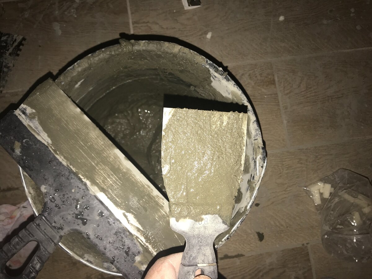 Мастерки купил примерно по размеру. В инструкции ничего не сказано про зубчатый шпатель