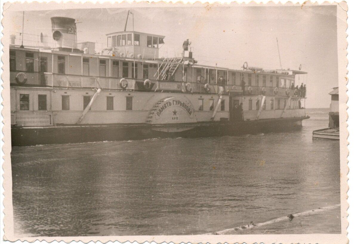 Пароход «Память Гурьянова», 1960 год. 
автор: предположительно Альфред Новиков.
источник: «История Перми» (vk.com/oldperm).
