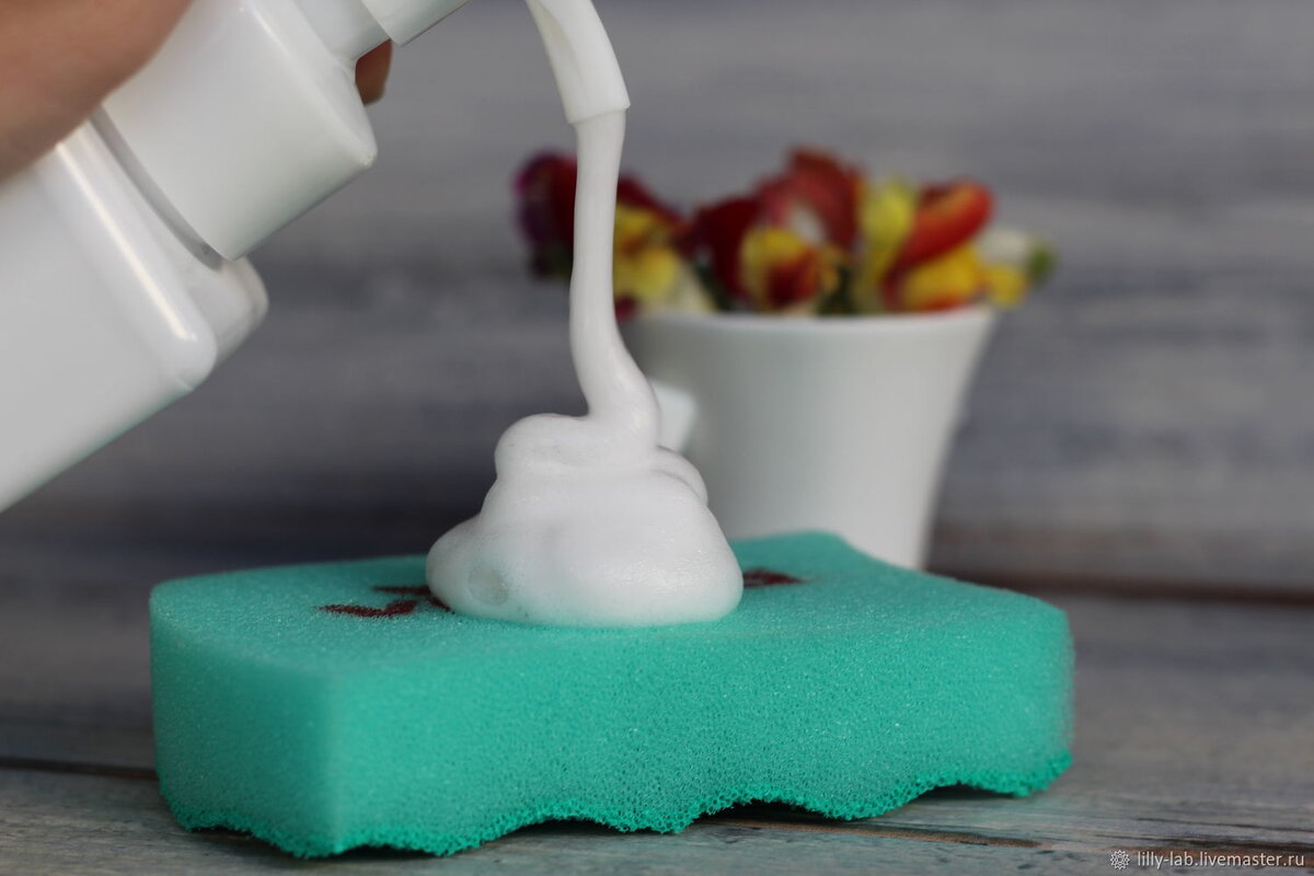 Источник: https://cs5.livemaster.ru/storage/d3/b8/fd67e381036e68ebb09af51ef8bs--kosmetika-ruchnoj-raboty-pena-dlya-mytya-posudy.jpg
